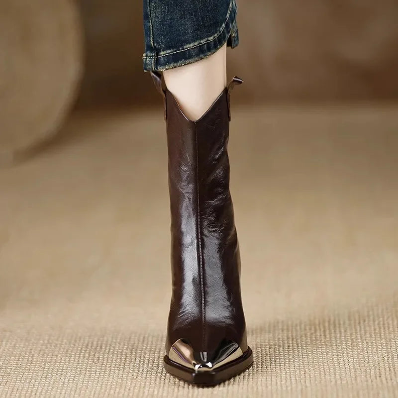 Nuevos botines de mujer para 2026 con punta cuadrada y detalle metálico; calzado de moda en charol con tacón alto.
