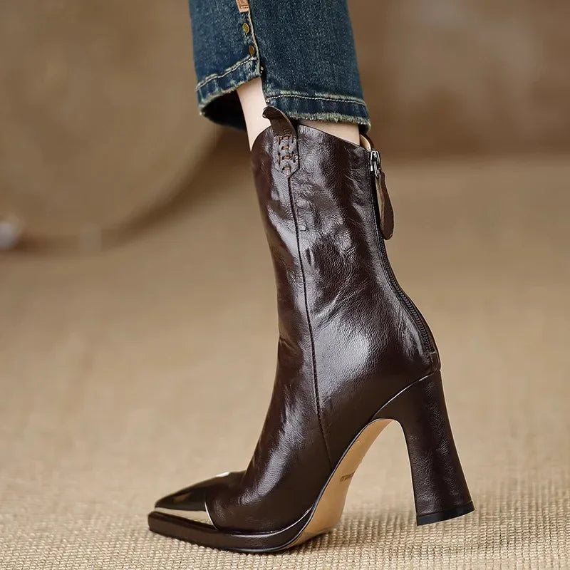 Nuevos botines de mujer para 2026 con punta cuadrada y detalle metálico; calzado de moda en charol con tacón alto.
