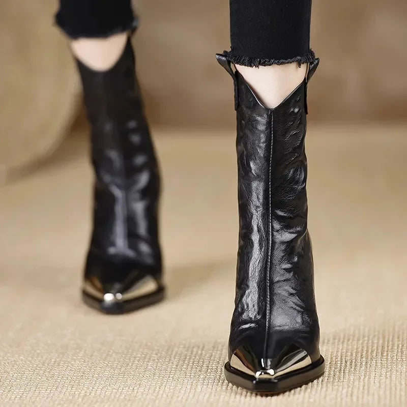 Nuevos botines de mujer para 2026 con punta cuadrada y detalle metálico; calzado de moda en charol con tacón alto.