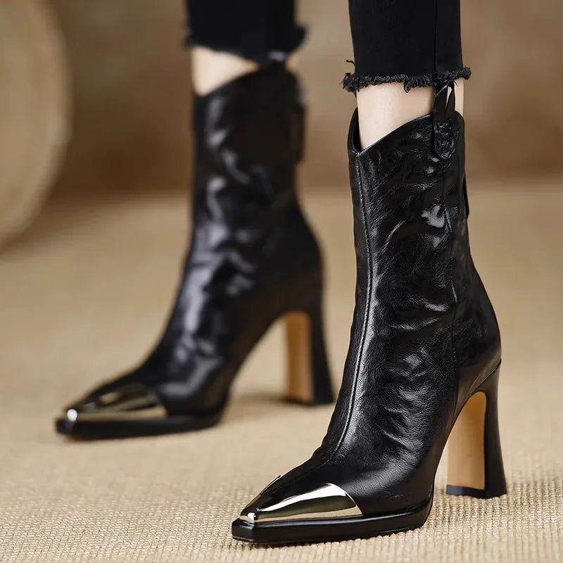Nuevos botines de mujer para 2026 con punta cuadrada y detalle metálico; calzado de moda en charol con tacón alto.