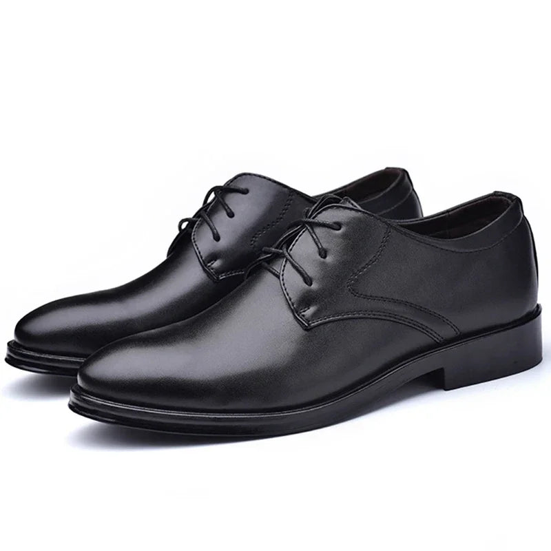 Zapatos formales de cuero negro para hombre, estilo Oxford, ideales para bodas, oficina y negocios; disponibles en tallas grandes.