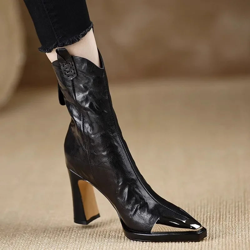 Nuevos botines de mujer para 2026 con punta cuadrada y detalle metálico; calzado de moda en charol con tacón alto.