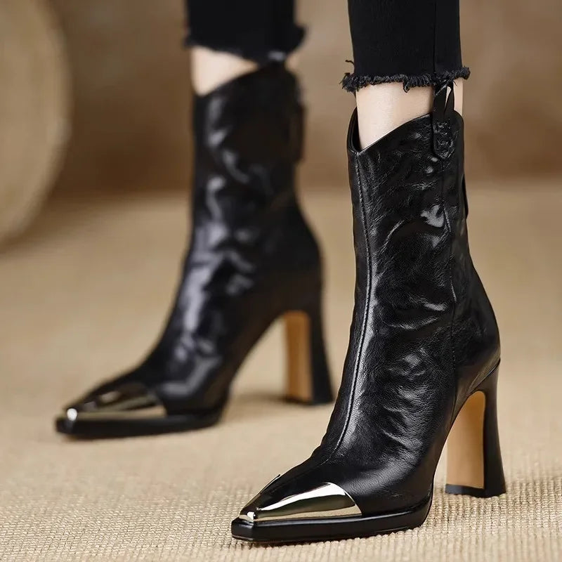 Nuevos botines de mujer para 2026 con punta cuadrada y detalle metálico; calzado de moda en charol con tacón alto.