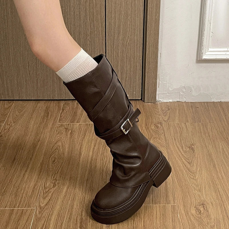 Botas altas estilo caballero para mujer, vintage, con tacón grueso y diseño sin cierres (slip-on); calzado de otoño-invierno.
