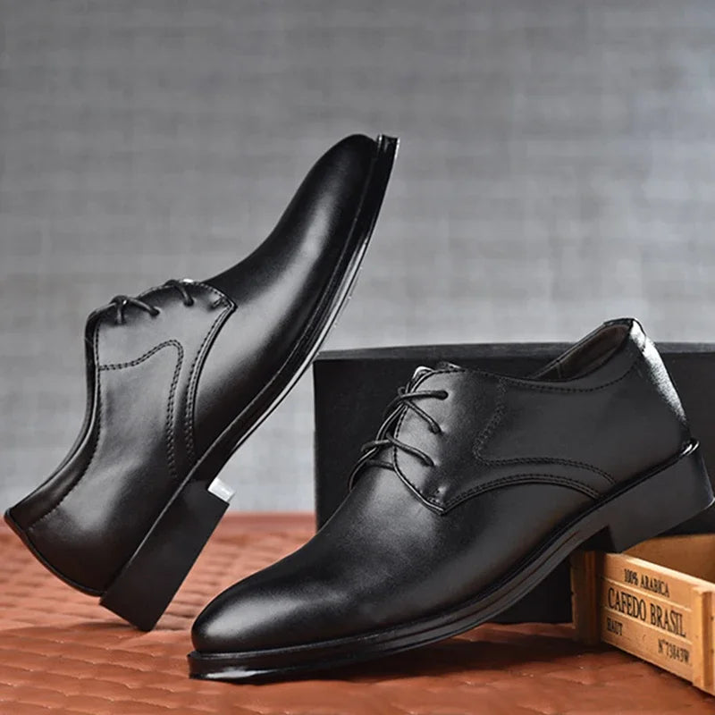 Zapatos formales de cuero negro para hombre, estilo Oxford, ideales para bodas, oficina y negocios; disponibles en tallas grandes.