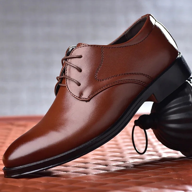 Zapatos formales de cuero negro para hombre, estilo Oxford, ideales para bodas, oficina y negocios; disponibles en tallas grandes.