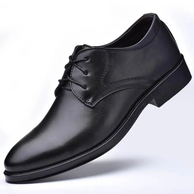 Zapatos formales de cuero negro para hombre, estilo Oxford, ideales para bodas, oficina y negocios; disponibles en tallas grandes.