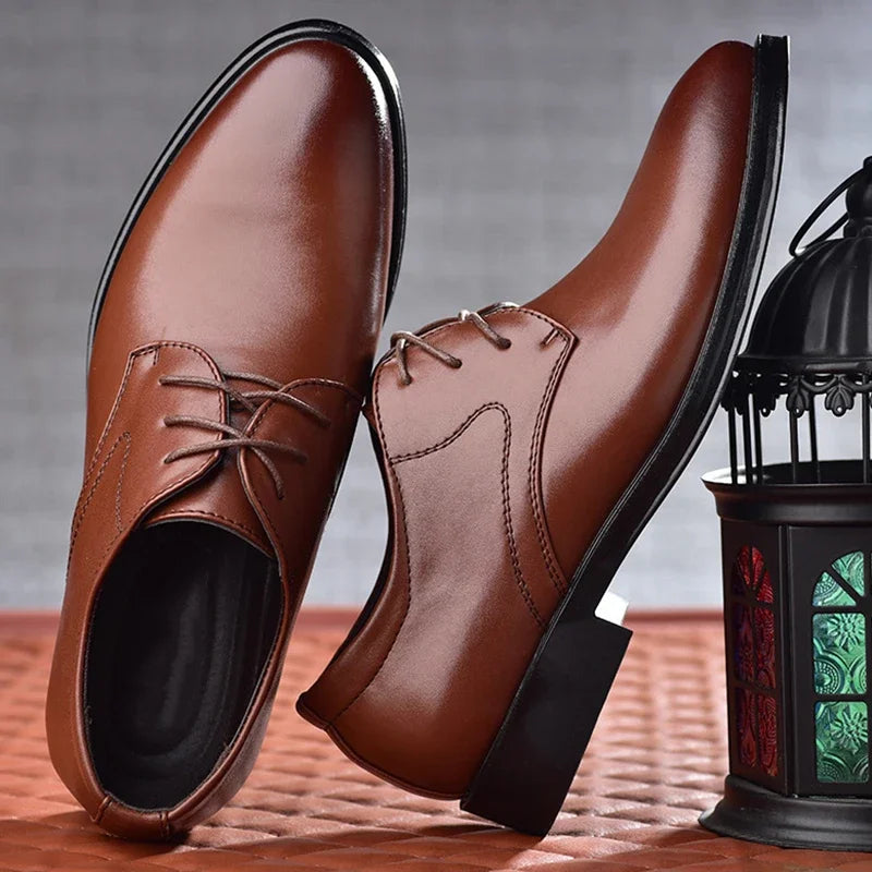 Zapatos formales de cuero negro para hombre, estilo Oxford, ideales para bodas, oficina y negocios; disponibles en tallas grandes.