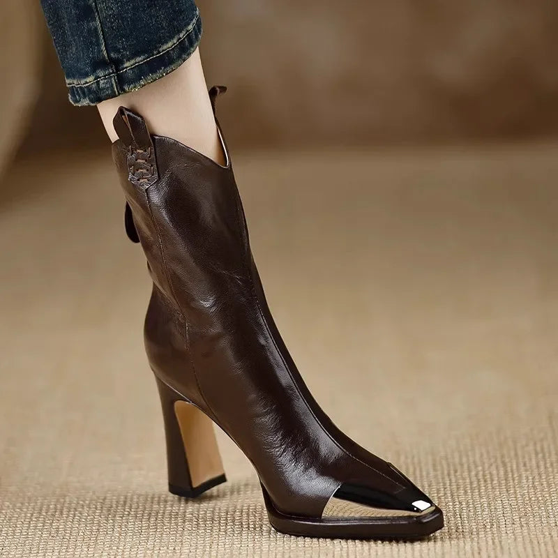 Nuevos botines de mujer para 2026 con punta cuadrada y detalle metálico; calzado de moda en charol con tacón alto.