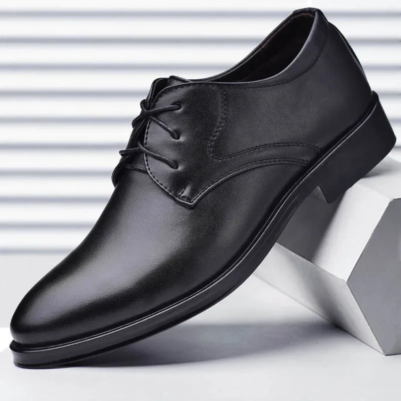 Zapatos formales de cuero negro para hombre, estilo Oxford, ideales para bodas, oficina y negocios; disponibles en tallas grandes.