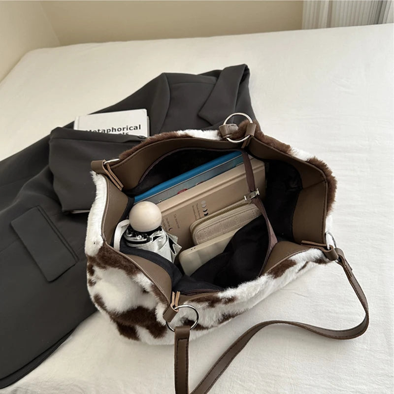 Bolso tipo shopper de gran capacidad para mujer, bolso tote de felpa con estampado de vaca para viajes de invierno, bolso de hombro y de mano estilo diseñador.